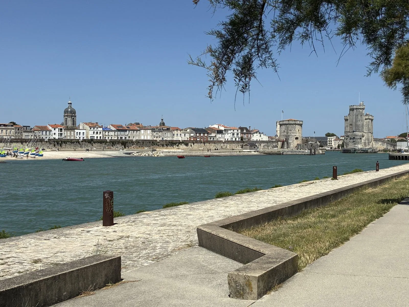 Façades résidentielles et tours du Vieux-Port de La Rochelle, vues depuis l'avenue Michel Crépeau