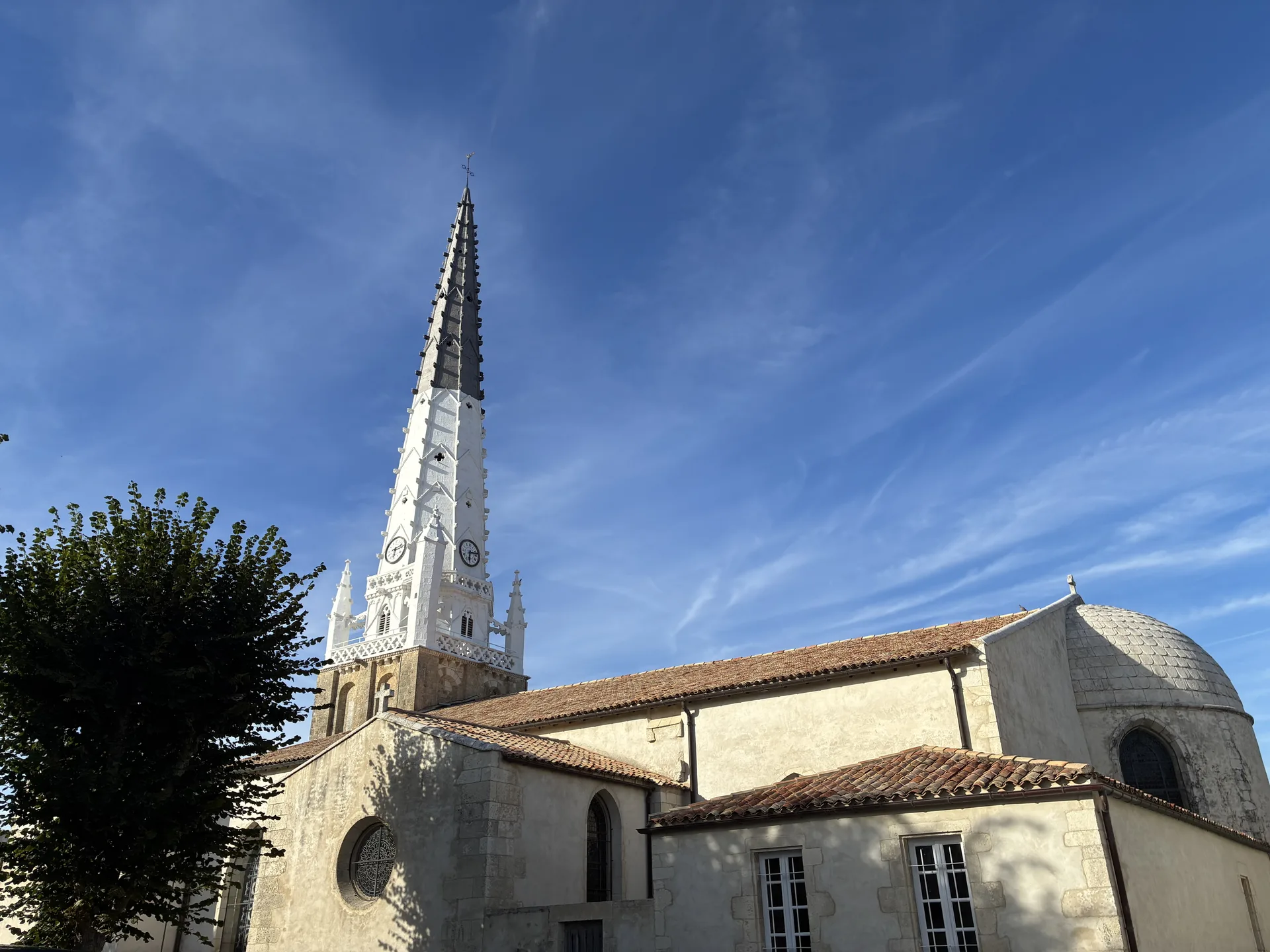 Le clocher noir et blanc de l'église Saint-Étienne d'Ars-en-Ré, Île de Ré
