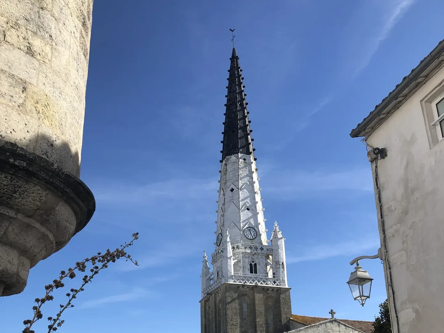 Clocher de l'église Saint-Étienne d'Ars-en-Ré, vu depuis la rue Gambetta