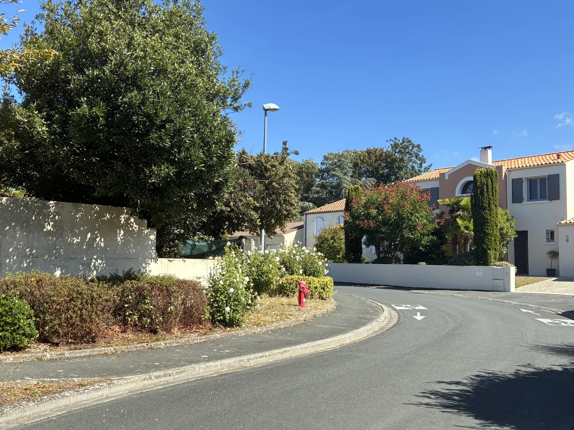 Résidences récentes et station de vélos en libre-service Yélo rue du Moulin de la Mozay à Beauregard, La Rochelle