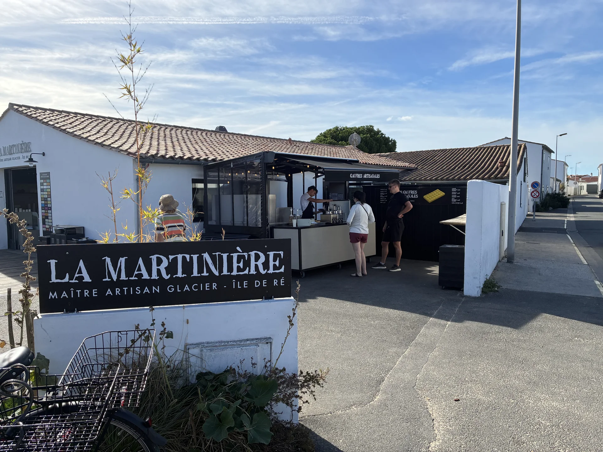 Rue commerçante du Bois-Plage-en-Ré, avec la glacerie La Martinière, Île de Ré