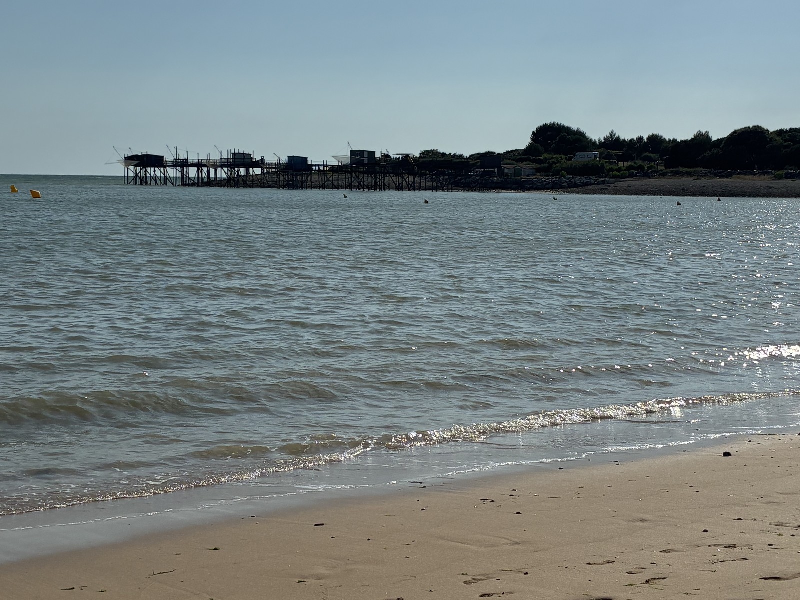 Plage et carrelets d'Angoulins, commune accessible de l'agglomération de La Rochelle