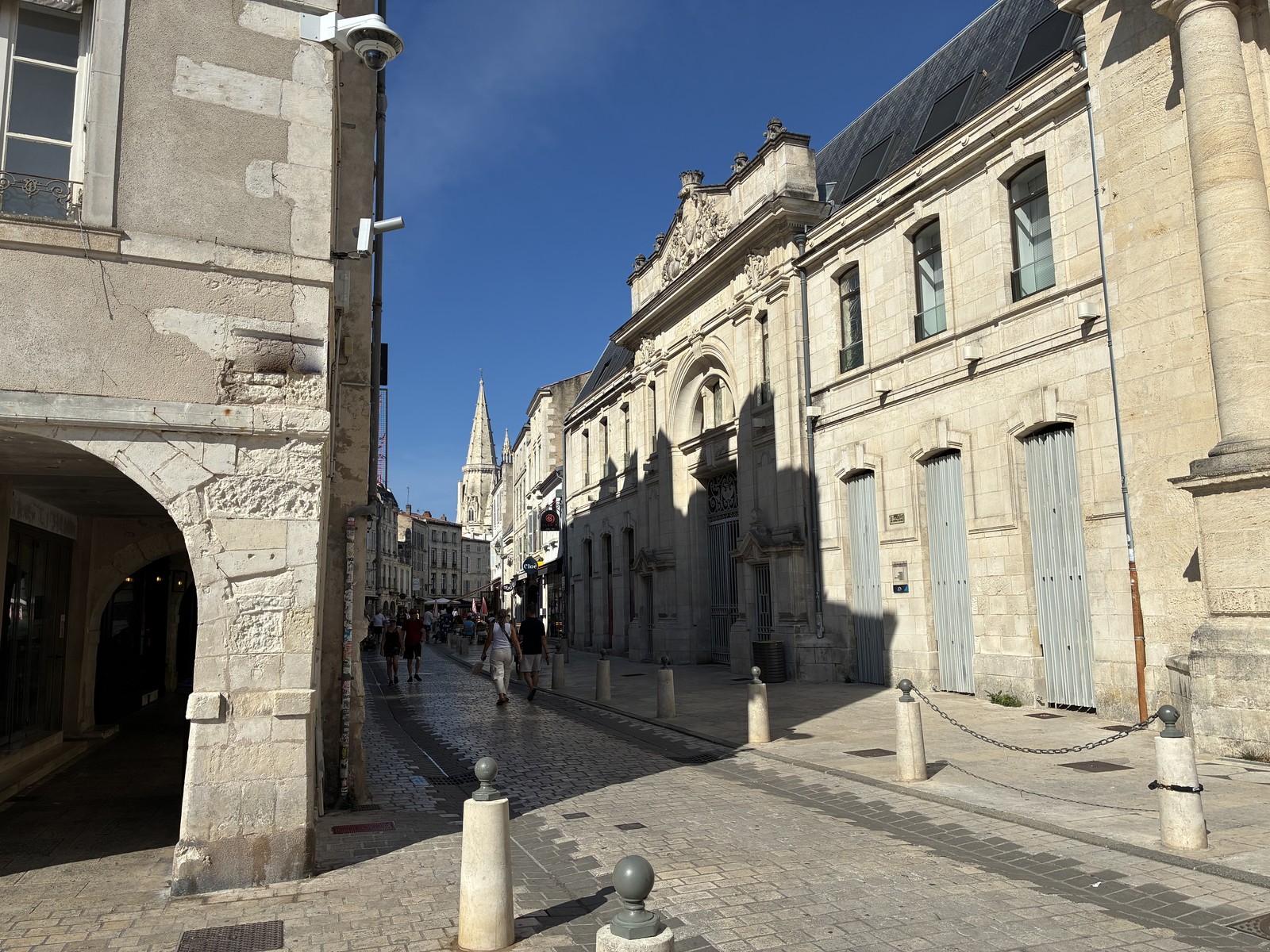 Rue piétonne et façades en pierre de taille du centre historique de La Rochelle, en secteur sauvegardé