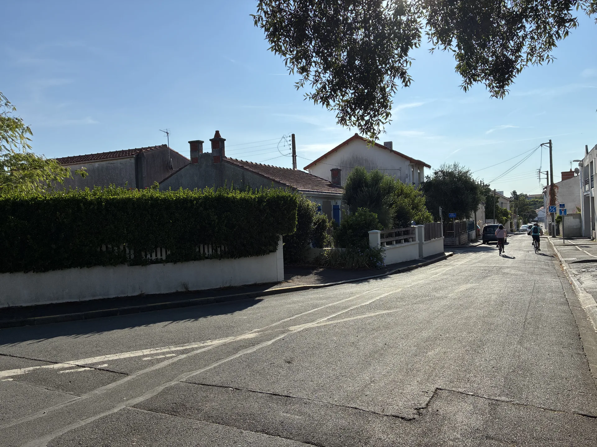 Rue de Jéricho à La Trompette, La Rochelle, rue résidentielle bordée de maisons et de haies
