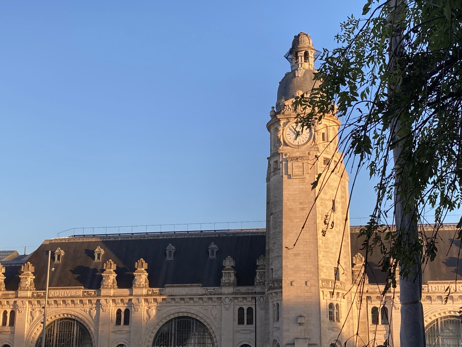La gare de La Rochelle et sa tour de l'horloge, terminus de la ligne TGV en provenance de Paris