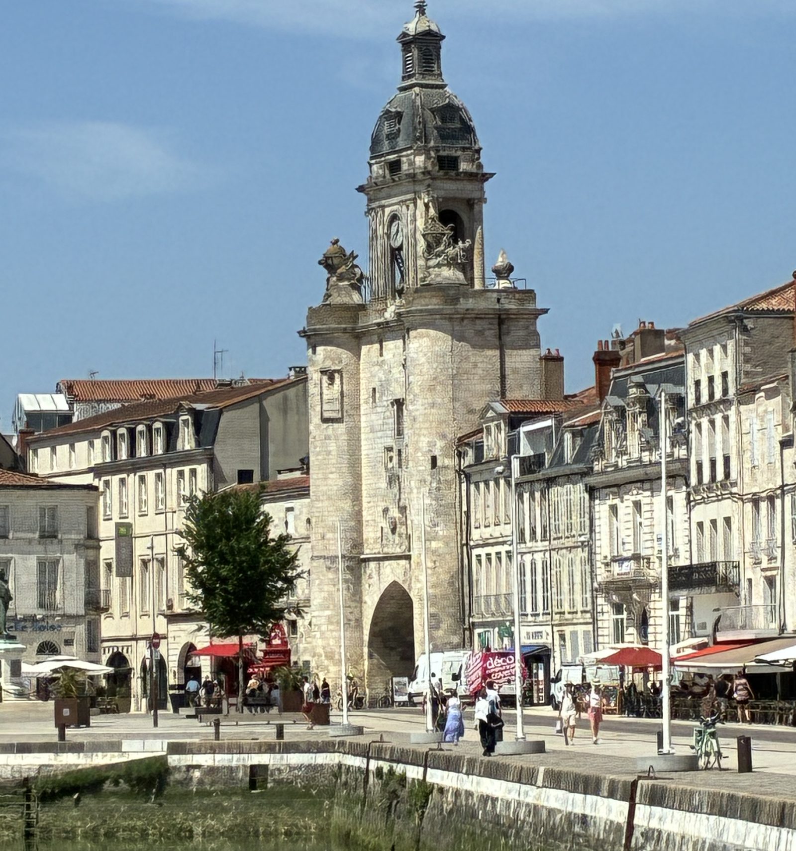 La Grosse Horloge et le quai Maubec à La Rochelle, en secteur Centre-Ville soumis à compensation pour la location saisonnière