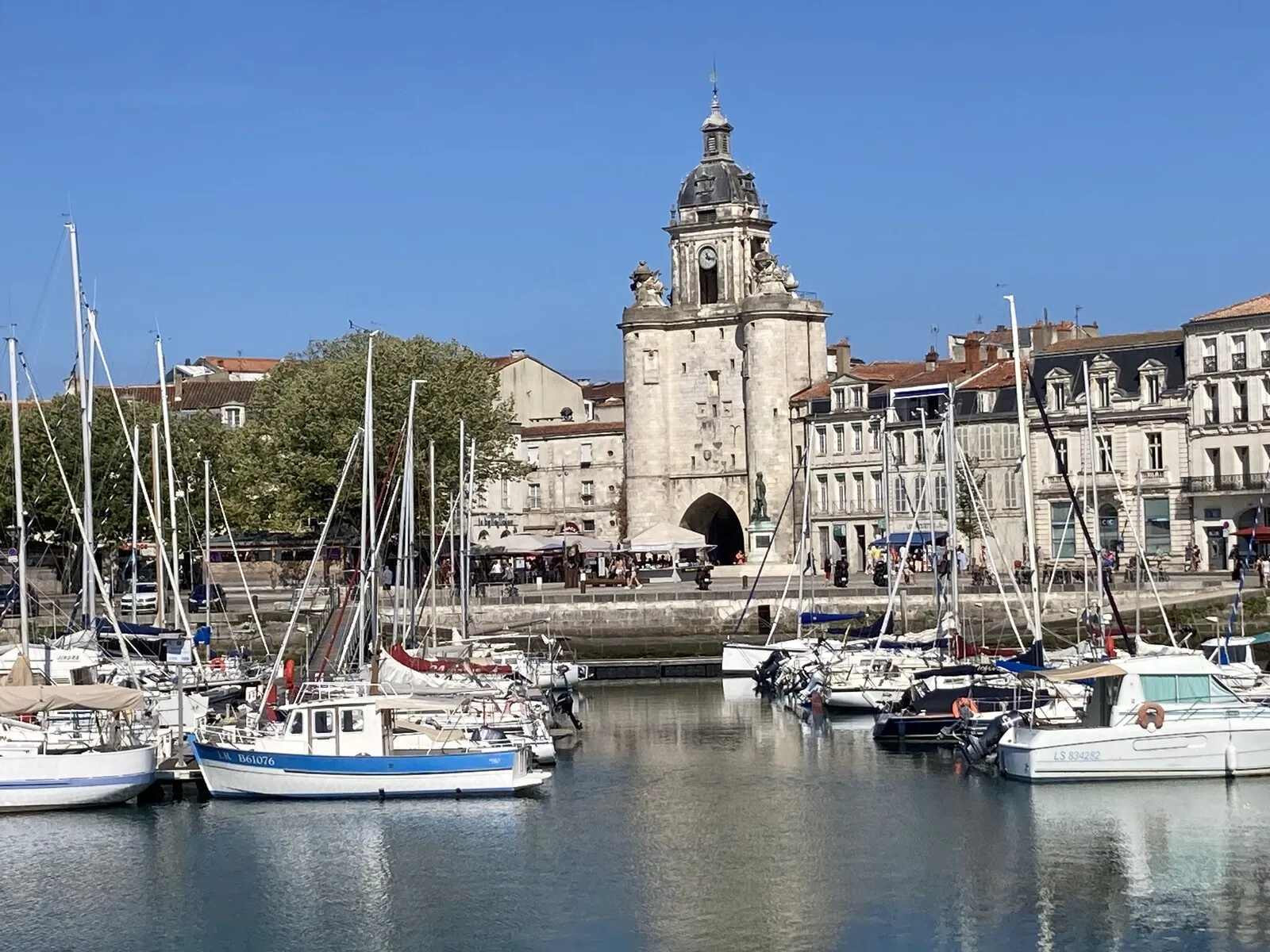 La Grosse Horloge et le quai Maubec à La Rochelle, en secteur Centre-Ville soumis à compensation pour la location saisonnière