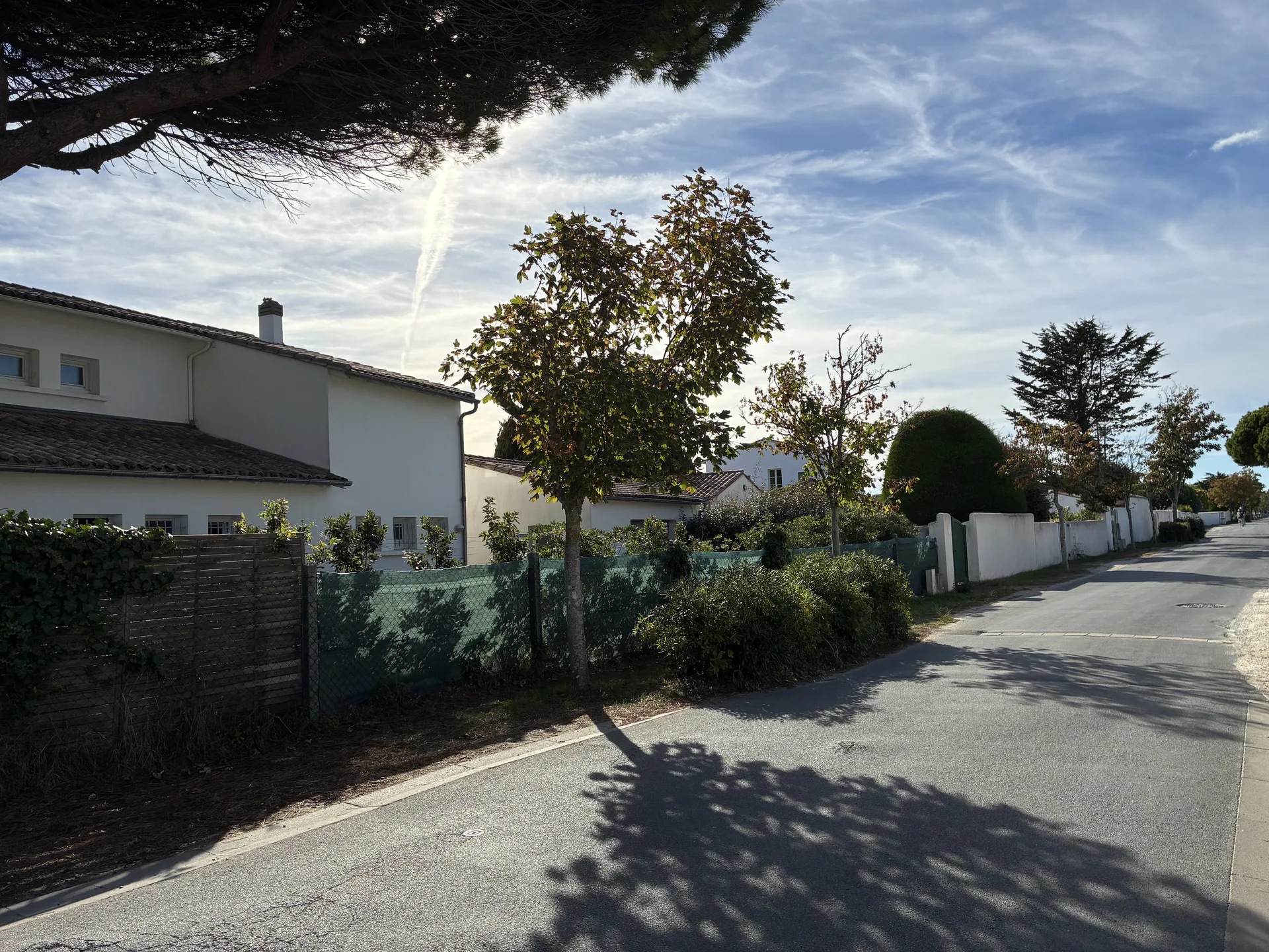 Rue résidentielle de La Couarde-sur-Mer, Île de Ré
