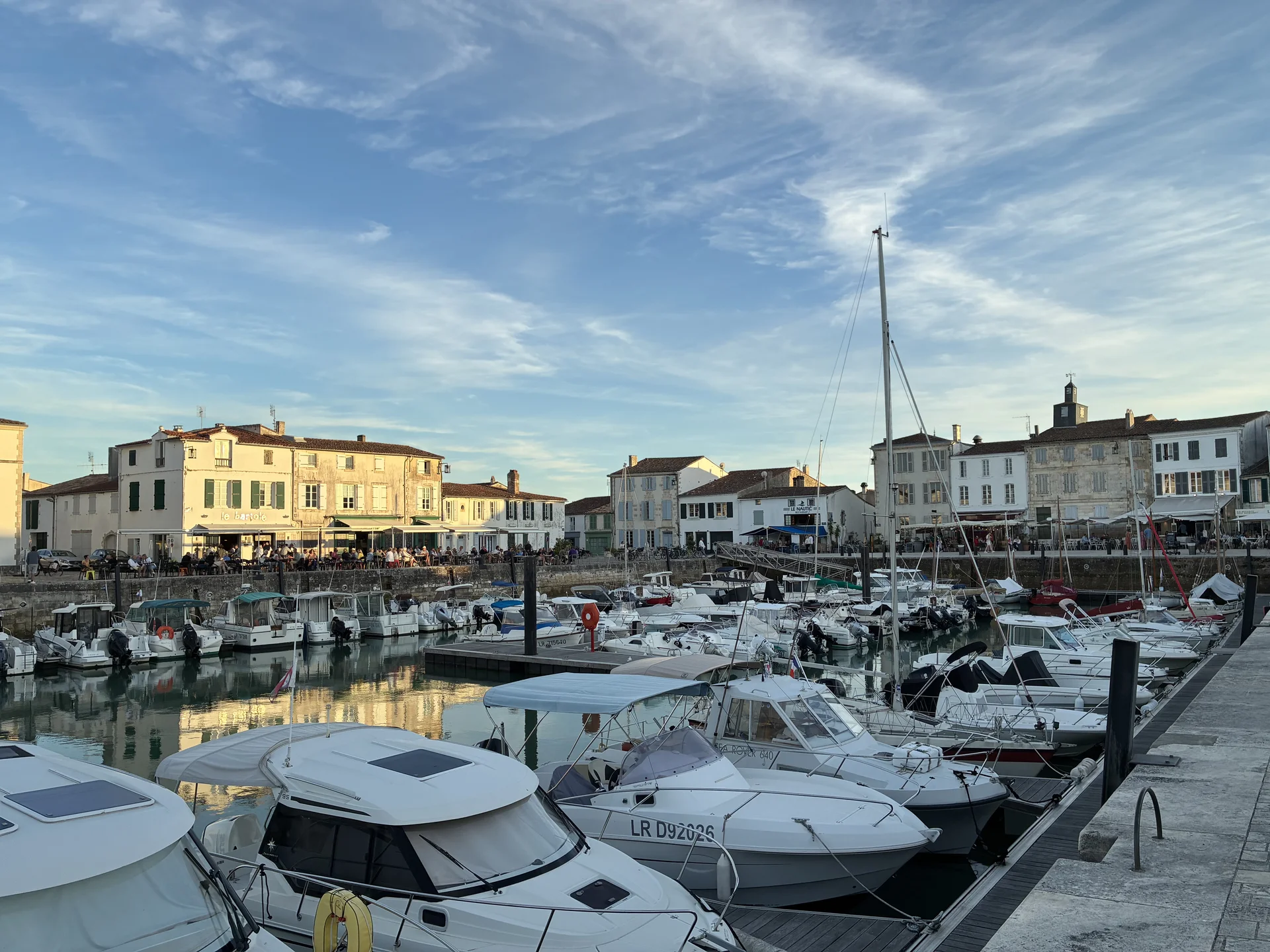 Le vieux port de La Flotte et ses terrasses, Île de Ré