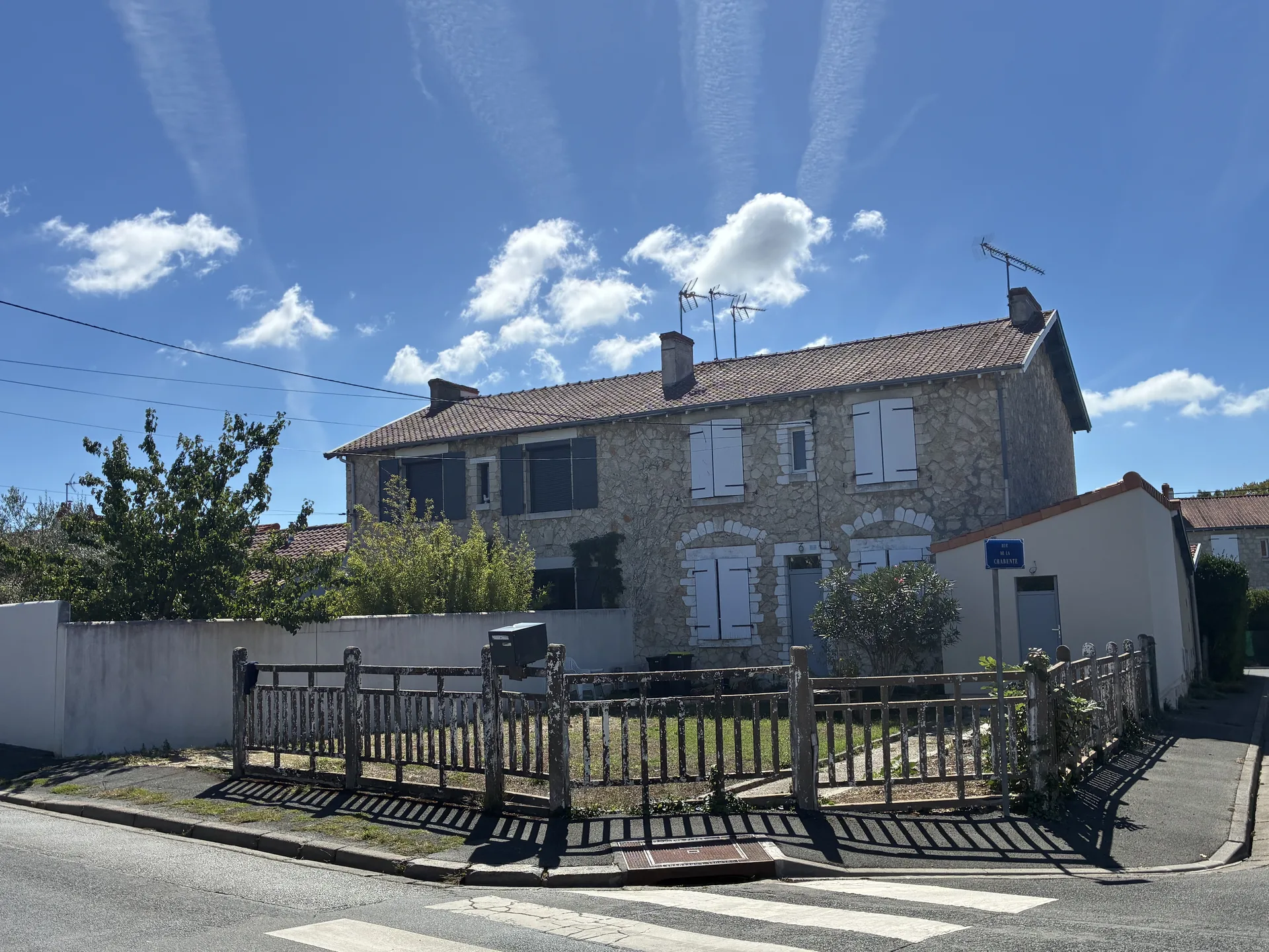 Rue de la Charente à Lafond, La Rochelle, maison rochelaise en pierre avec volets et jardin clôturé