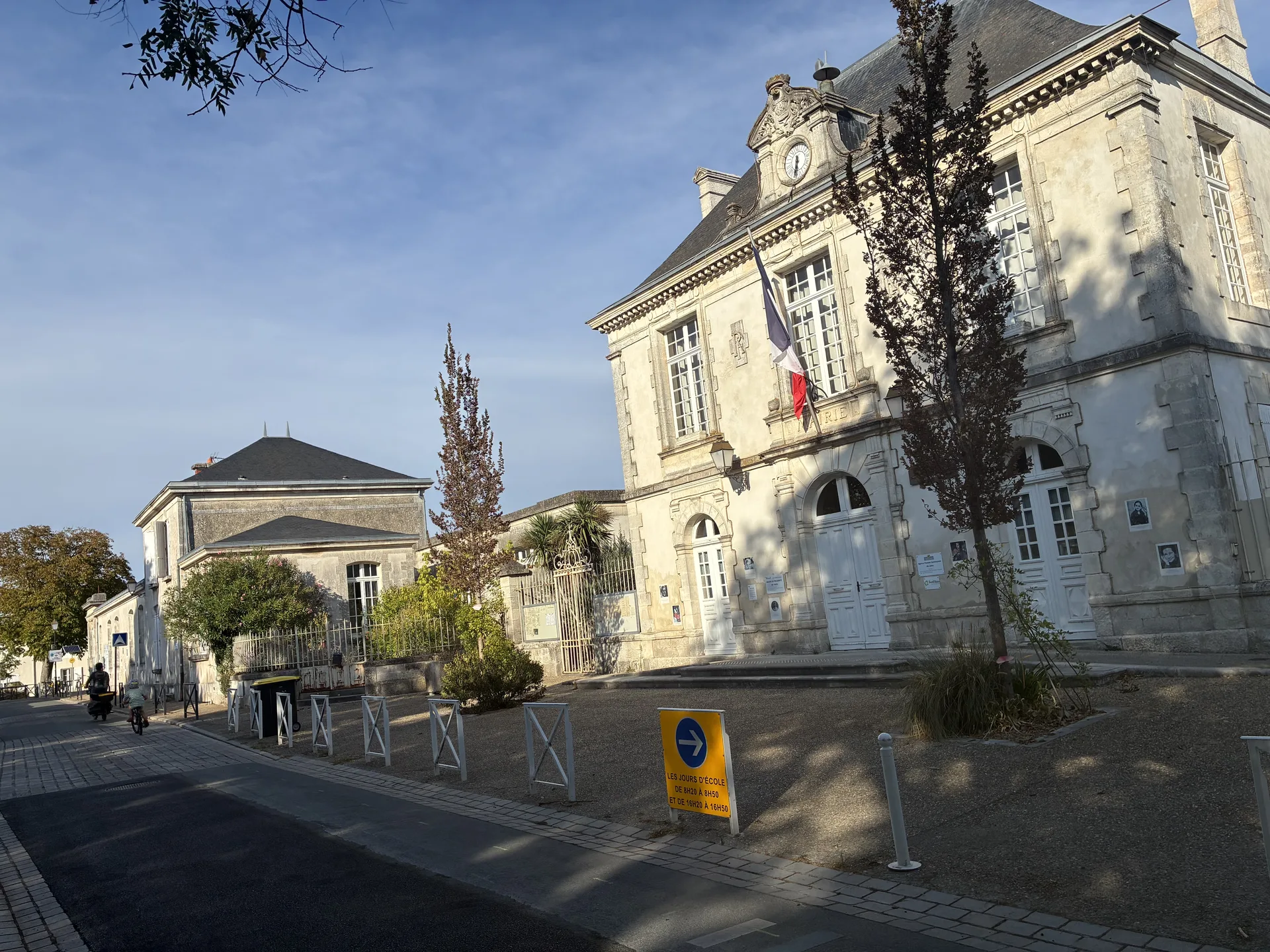 Mairie annexe de Laleu, rue de la Muse, La Rochelle, façade et horloge du bâtiment municipal
