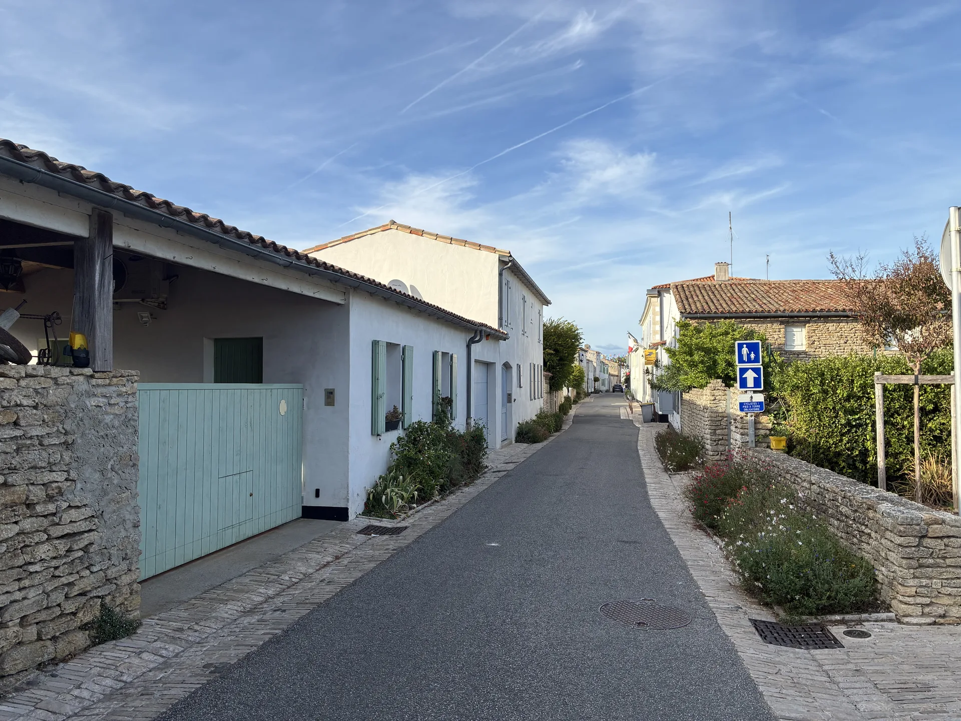 Ruelle pavée du village des Portes-en-Ré, Île de Ré