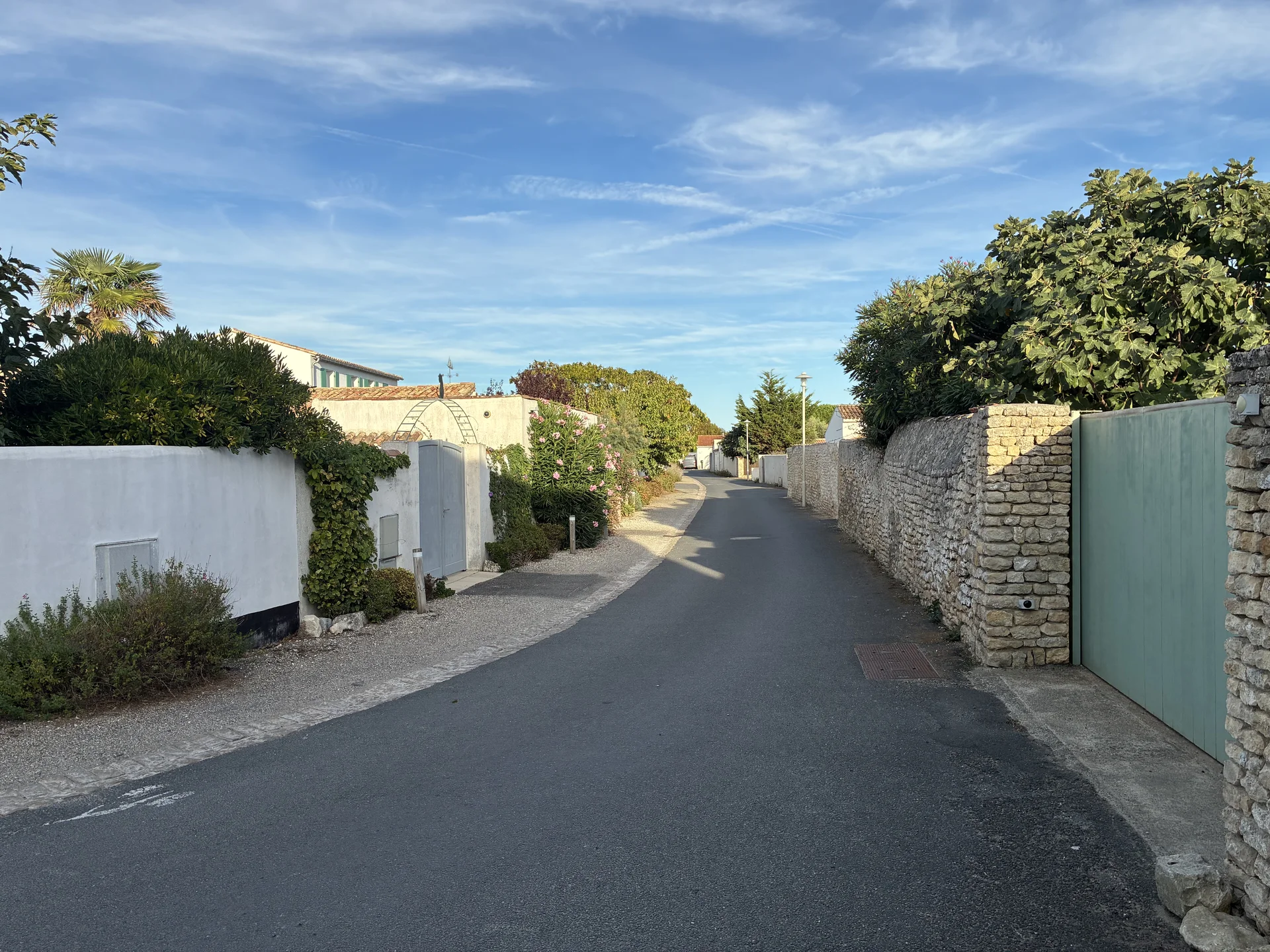 Ruelle du village de Loix entre murs de pierre, Île de Ré