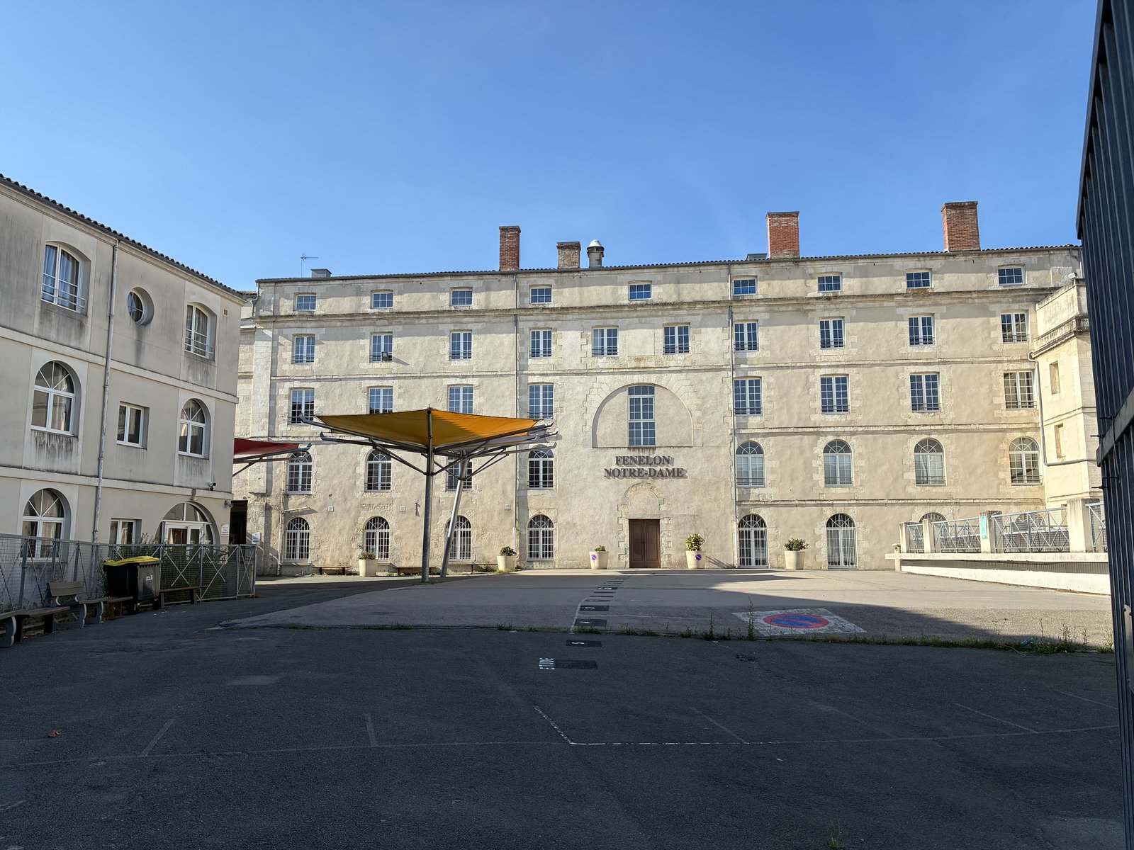 Cour d'entrée du collège-lycée privé Fénelon Notre-Dame à La Rochelle, rue Massiou