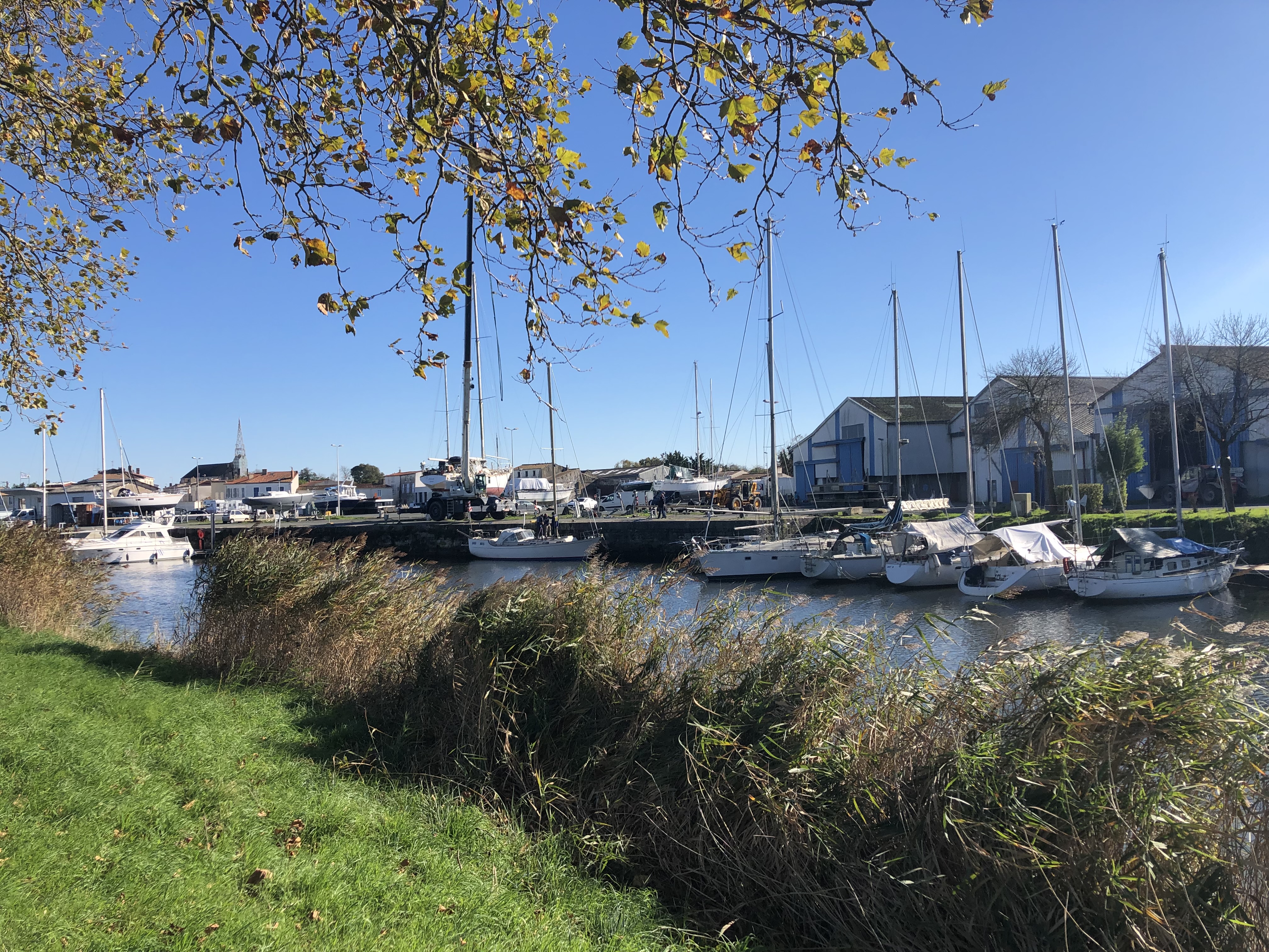 Le port et le canal de Marans, chemin de halage, Charente-Maritime
