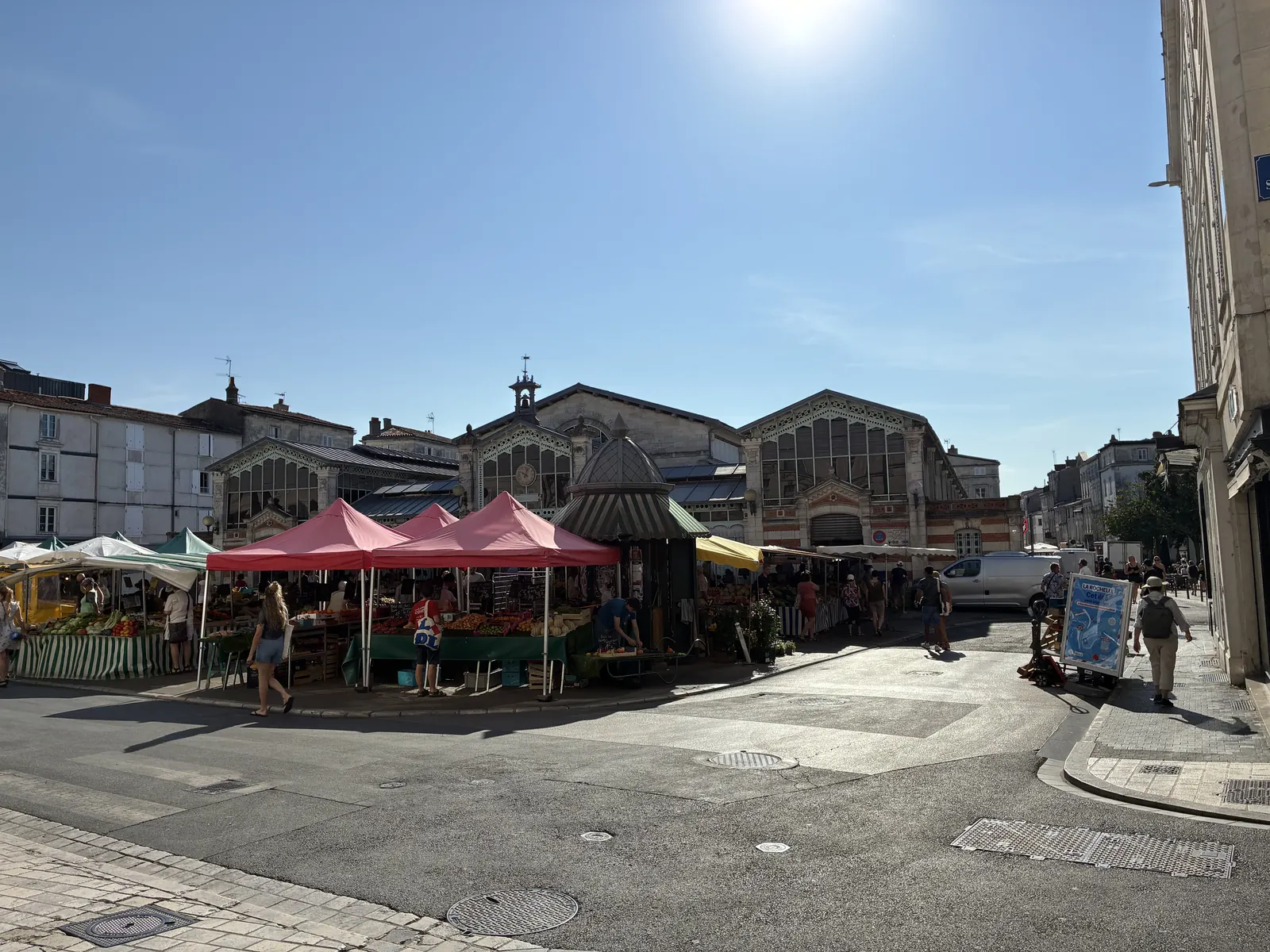 La rue Gargoulleau, au cœur du marché des Halles à La Rochelle