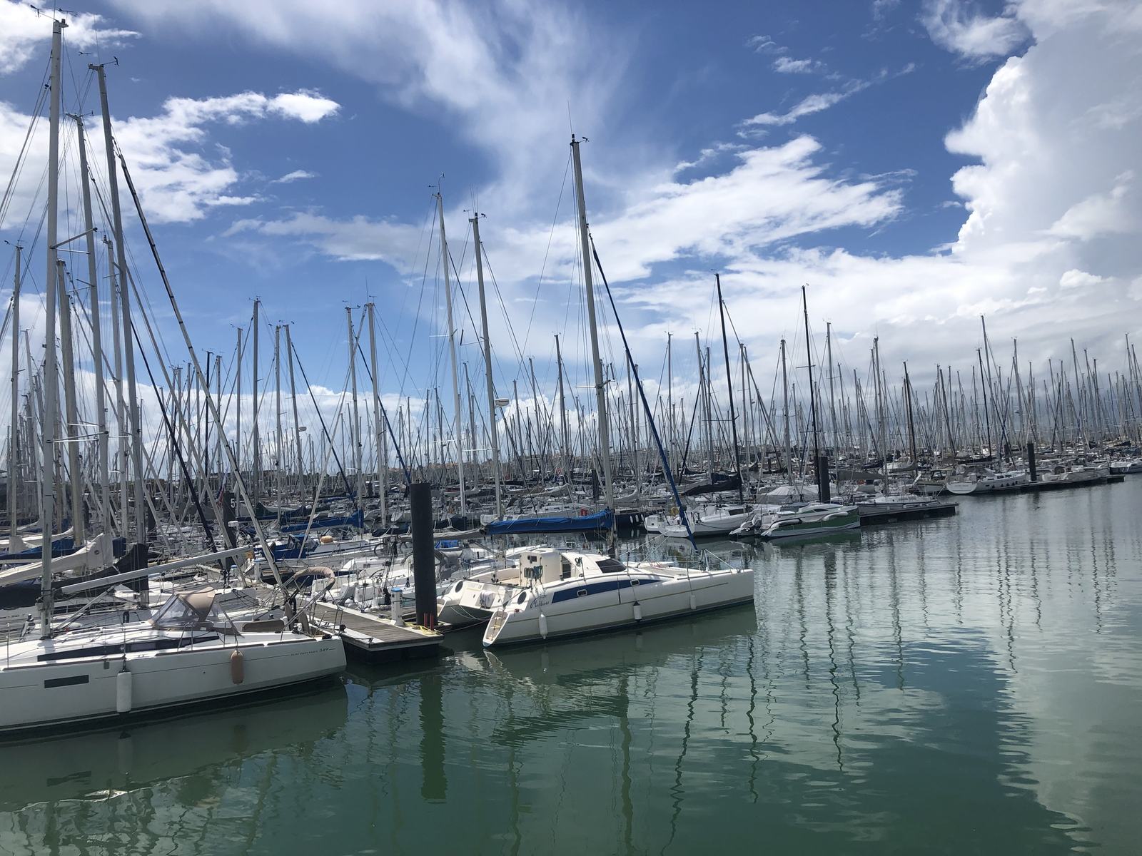 Voiliers au port de plaisance des Minimes à La Rochelle