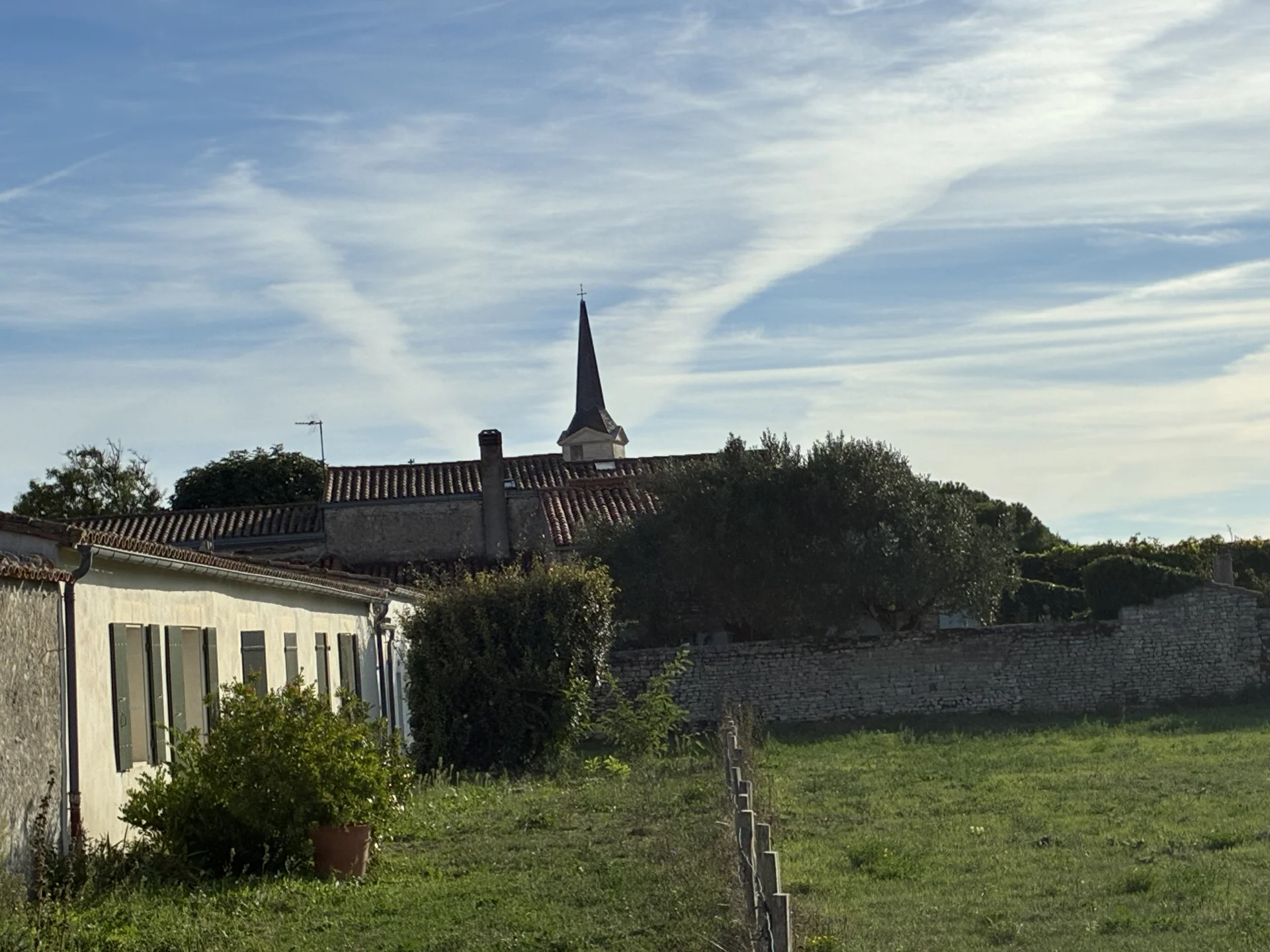 Le clocher de l'église de Saint-Clément-des-Baleines vu depuis les toits du village, Île de Ré