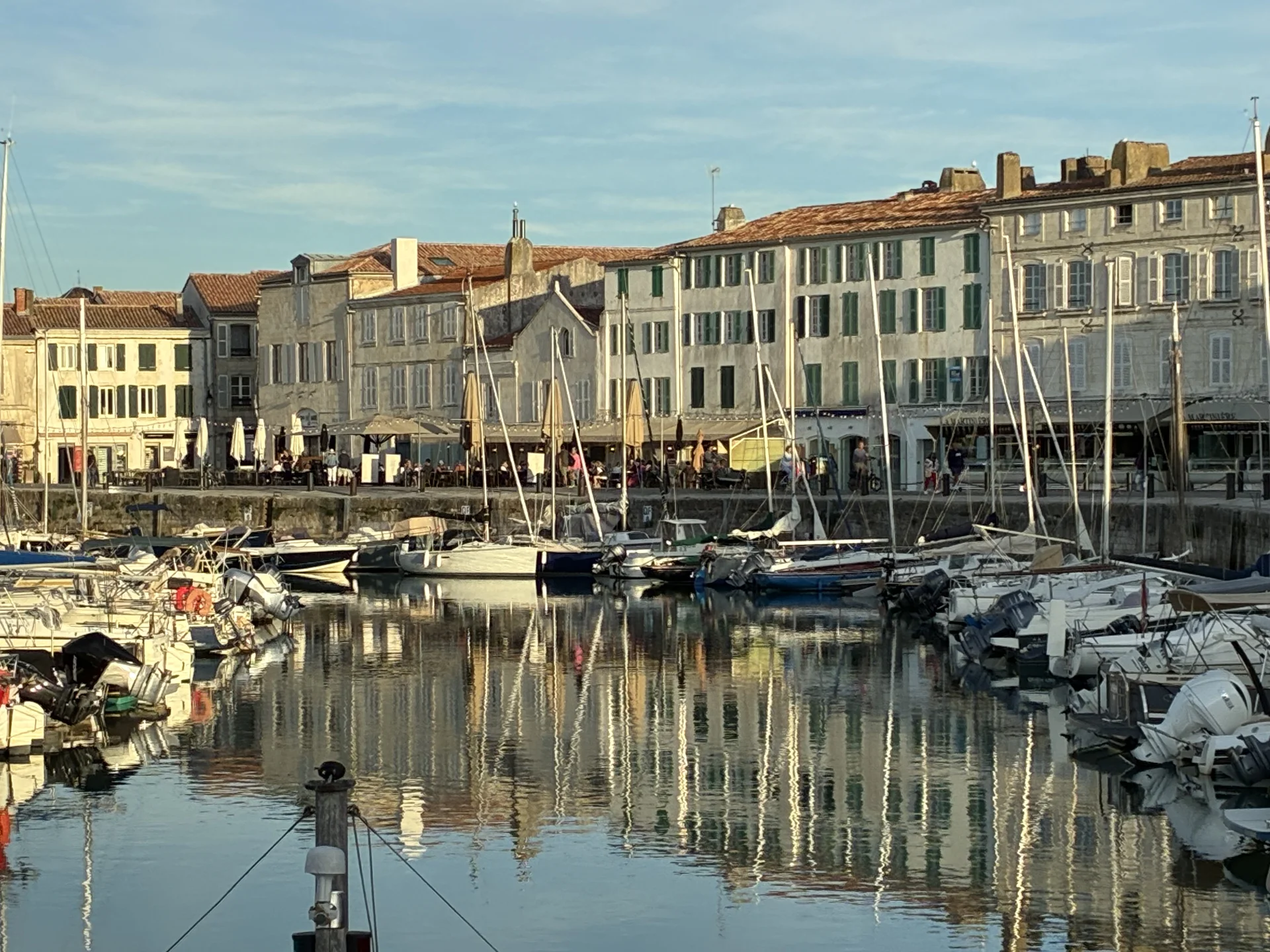 Le vieux port de Saint-Martin-de-Ré à l'heure dorée, Île de Ré