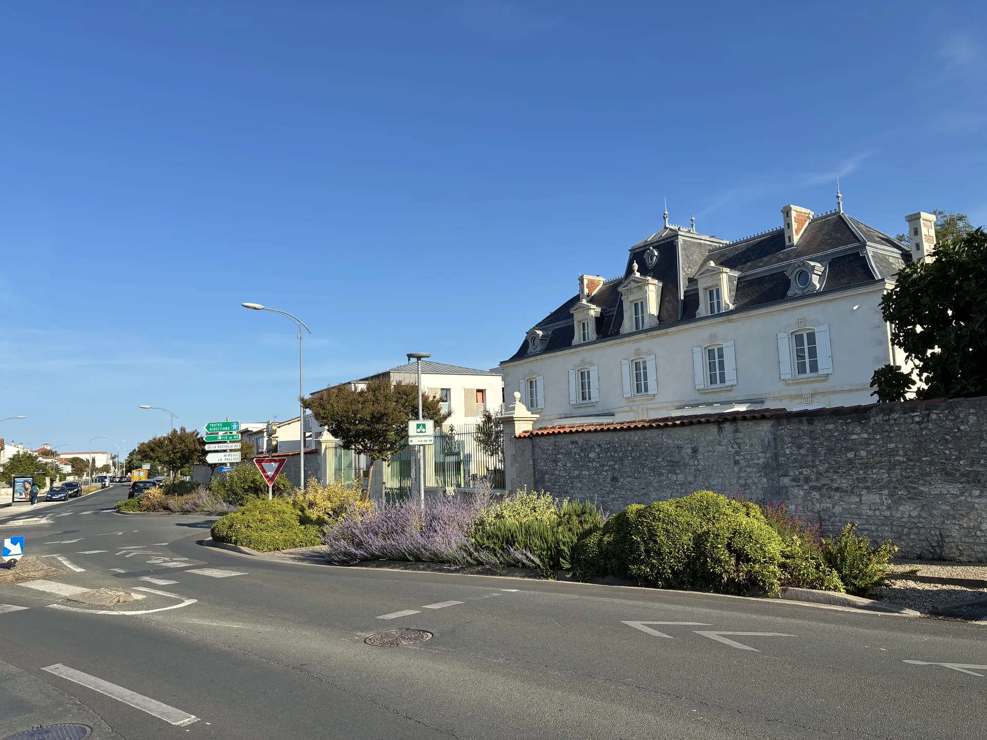 Avenue Carnot à Saint-Maurice, La Rochelle, à l'entrée du quartier en direction de Mireuil et de l'Île de Ré