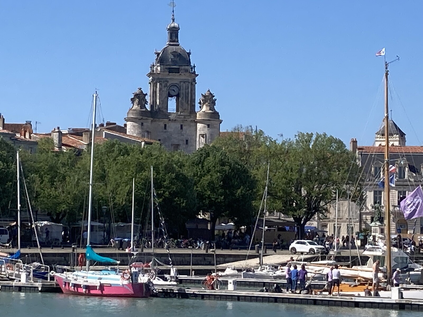 Le Vieux-Port de La Rochelle et la tour de l'Horloge vus depuis la rue de l'Armide