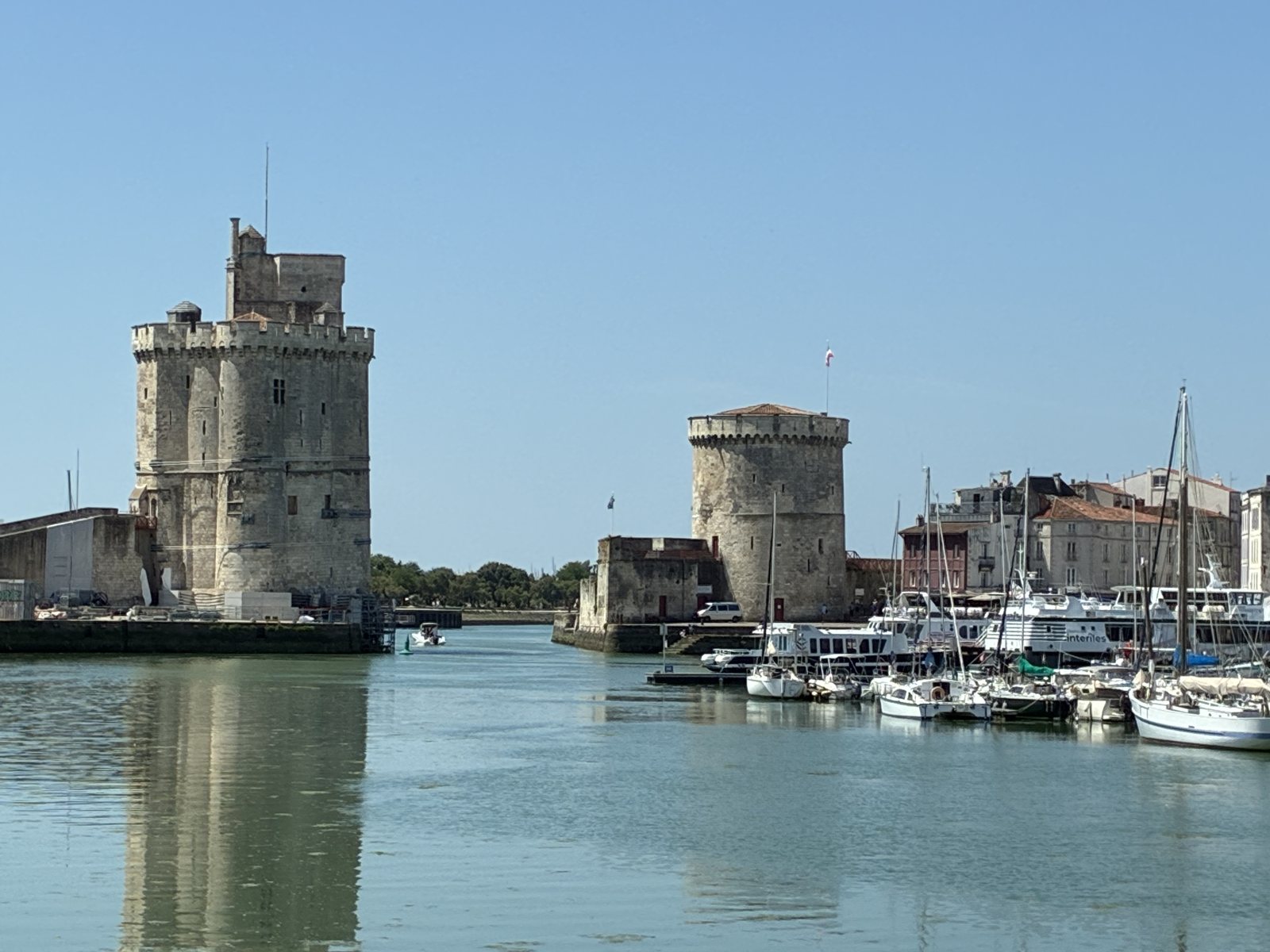 Les tours Saint-Nicolas et de la Chaîne, entrée du Vieux-Port de La Rochelle
